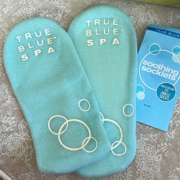 VINTAGE Bath & Body Works True Blue Spa Footcare Set Soothing Socklets Zip Case - Picture 2 of 16